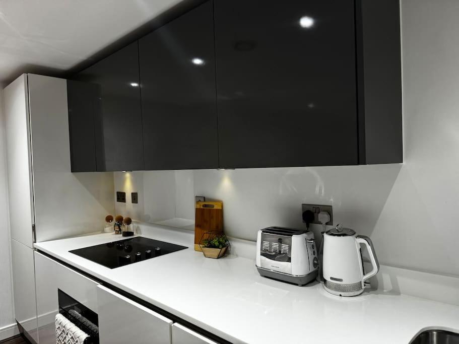 Spacious 2br With Balcony - Netflix, Youtube, Amazon Tv, Superfast Wifi - Just 10 Mins To Centre, Bullring, Train, Coach Station And Fc Birmingham