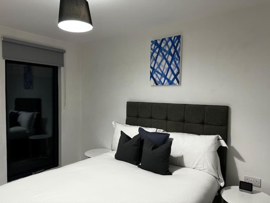 Spacious 2br With Balcony - Netflix, Youtube, Amazon Tv, Superfast Wifi - Just 10 Mins To Centre, Bullring, Train, Coach Station And Fc Apartment