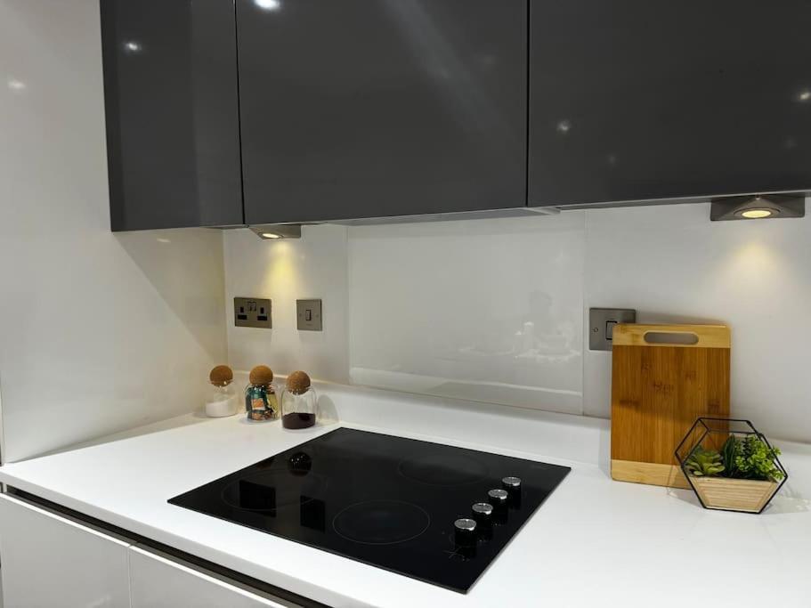 Spacious 2br With Balcony - Netflix, Youtube, Amazon Tv, Superfast Wifi - Just 10 Mins To Centre, Bullring, Train, Coach Station And Fc * Birmingham