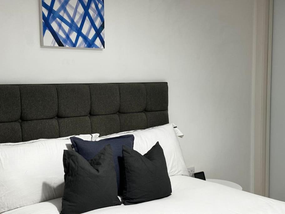 Apartment Spacious 2br With Balcony - Netflix, Youtube, Amazon Tv, Superfast Wifi - Just 10 Mins To Centre, Bullring, Train, Coach Station And Fc *