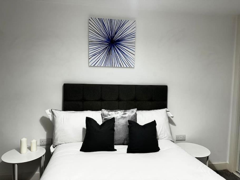 Spacious 2br With Balcony - Netflix, Youtube, Amazon Tv, Superfast Wifi - Just 10 Mins To Centre, Bullring, Train, Coach Station And Fc Apartment Birmingham