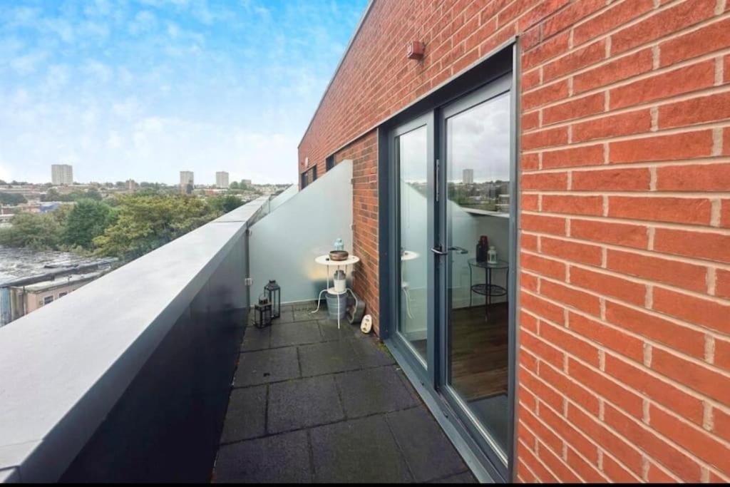 Apartment Spacious 2br With Balcony - Netflix, Youtube, Amazon Tv, Superfast Wifi - Just 10 Mins To Centre, Bullring, Train, Coach Station And Fc Birmingham
