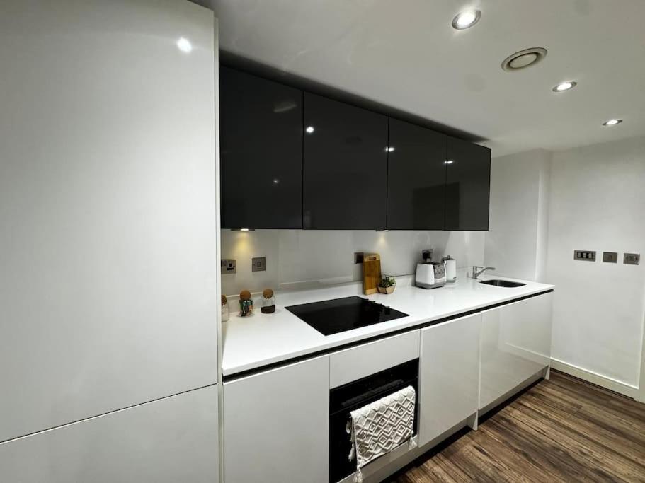 Spacious 2br With Balcony - Netflix, Youtube, Amazon Tv, Superfast Wifi - Just 10 Mins To Centre, Bullring, Train, Coach Station And Fc * Birmingham