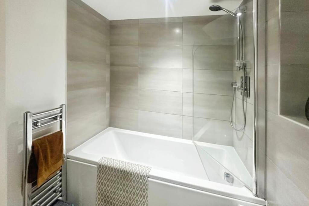 Spacious 2br With Balcony - Netflix, Youtube, Amazon Tv, Superfast Wifi - Just 10 Mins To Centre, Bullring, Train, Coach Station And Fc