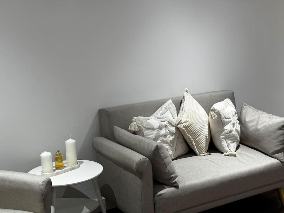 Spacious 2br With Balcony - Netflix, Youtube, Amazon Tv, Superfast Wifi - Just 10 Mins To Centre, Bullring, Train, Coach Station And Fc Apartment