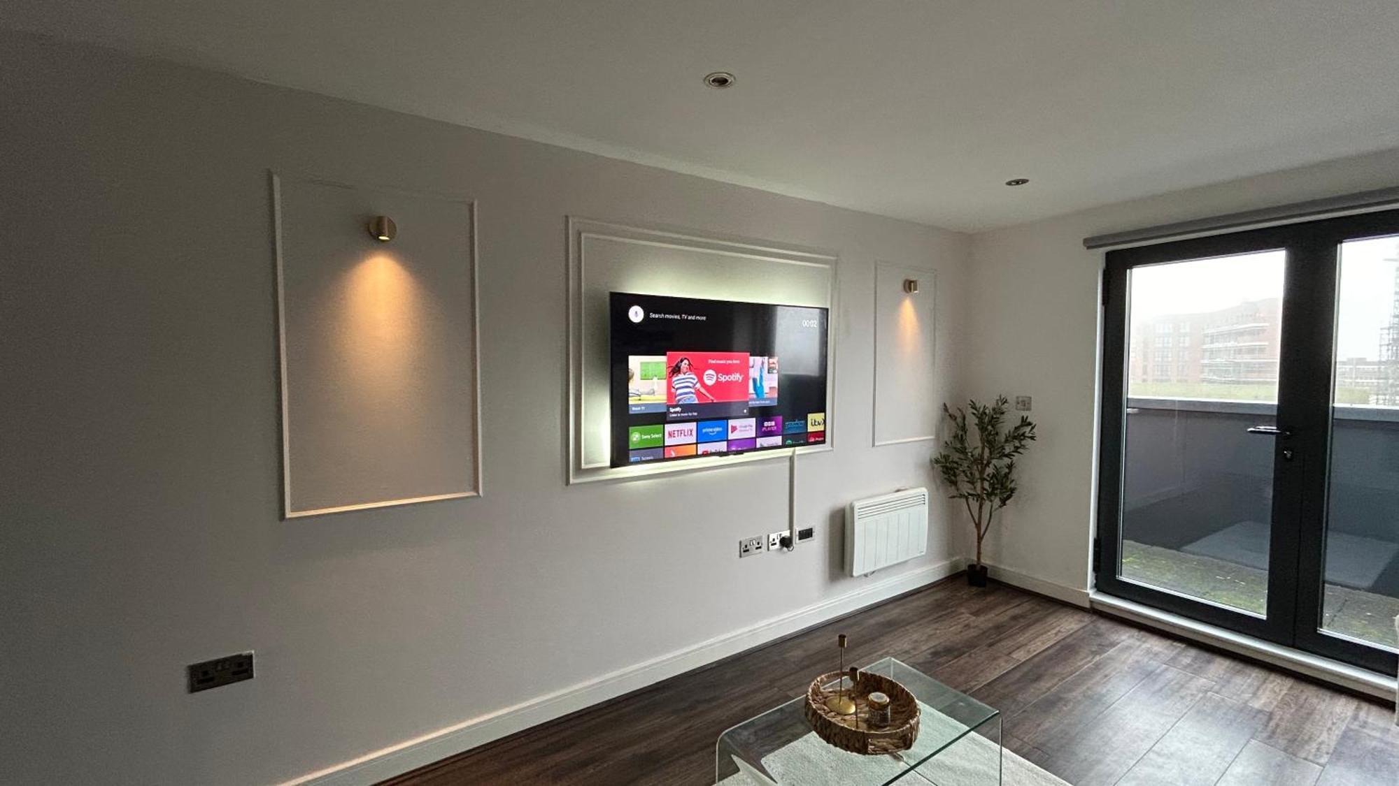 Spacious 2br With Balcony - Netflix, Youtube, Amazon Tv, Superfast Wifi - Just 10 Mins To Centre, Bullring, Train, Coach Station And Fc * Birmingham