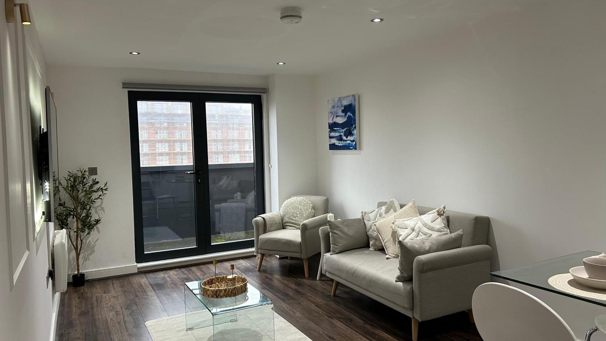 Spacious 2br With Balcony - Netflix, Youtube, Amazon Tv, Superfast Wifi - Just 10 Mins To Centre, Bullring, Train, Coach Station And Fc